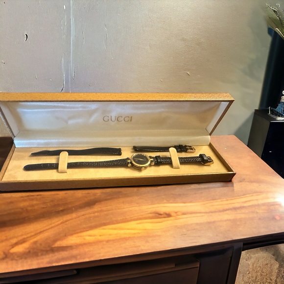 Authentic Vintage Gucci Leather Watch W/ Box - Picture 2 of 3